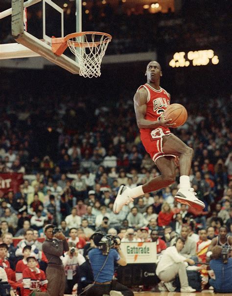 Michael Jordan a Chicago Bulls mezében zsákol