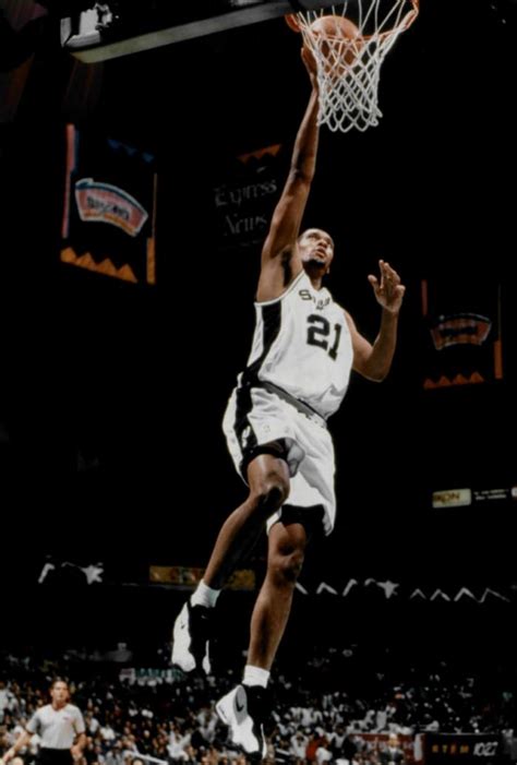 Tim Duncan védekezik a palánk alatt