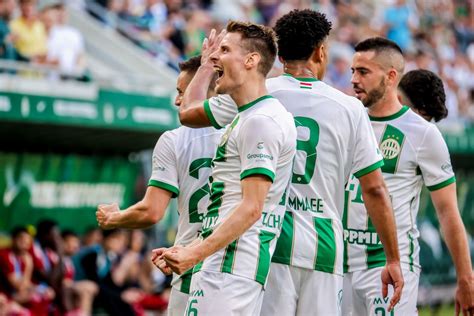 Fradi játékosok a bemelegítés során