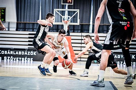 Fiatal röplabdázók edzésen, MAFC mezben