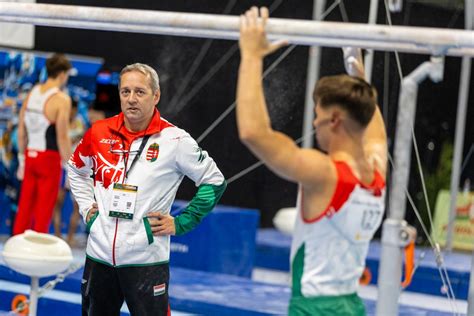 Férfi tornászok dinamikus mozgása a mesterfokú bajnokságon