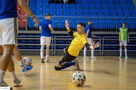 Futsal mérkőzés pillanatkép egy labdafelirattal