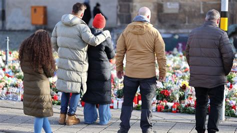 A gyászolók a Lokomotiv Jaroszlavl székháza előtt