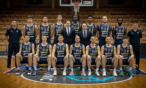 Alba Fehérvár férfi kosárlabda csapat akcióban