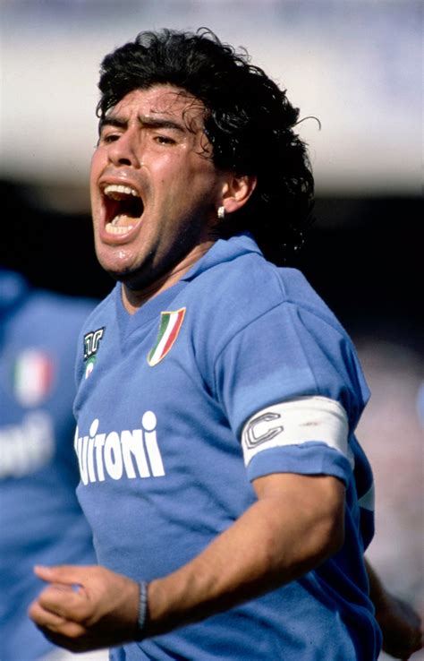 Diego Maradona a Napoli mezében, a bajnoki cím megünneplésekor