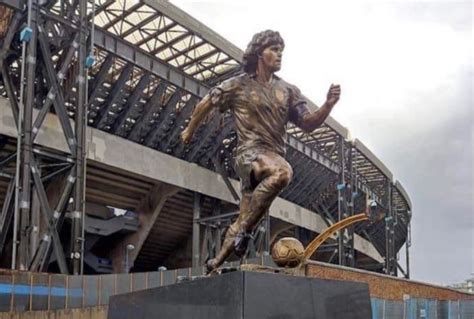 Diego Maradona szobra a nevét viselő stadion előtt Nápolyban