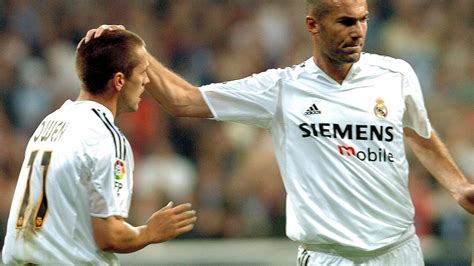 Michael Owen és Zinedine Zidane beszélget a Real Madrid edzésén