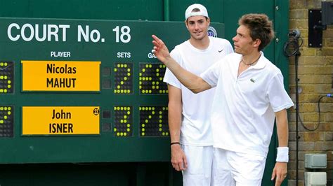 John Isner és Nicolas Mahut kézfogása a wimbledoni pályán
