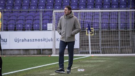 Rebrov edző az oldalvonal mellett