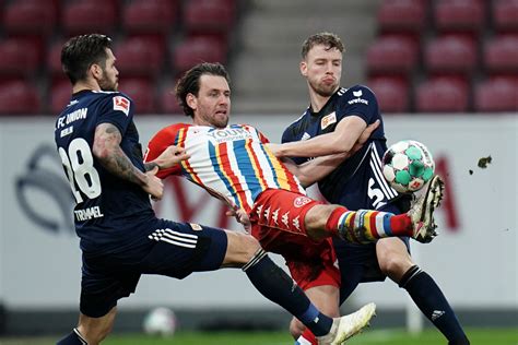 Szalai Ádámot szerelik a 2021 február 6-i Mainz 05 - FC Union Berlin mérkőzésen