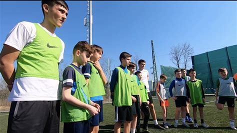 Fiatal labdarúgók technikai edzésen a labdarúgó akadémián