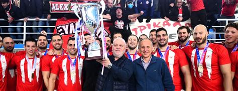 Az Olympiakosz labdarúgói a Görög Kupa trófeával
