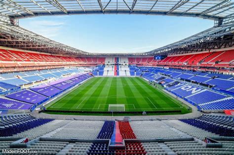 Olympique Lyon logója és a Groupama Stadion látképe