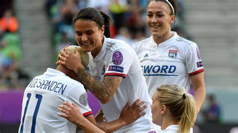 A Lyon női csapatának játékosai ünneplik a Bajnokok Ligája győzelmét