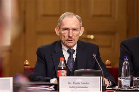 Pintér Sándor sérülései utáni felépülés közben