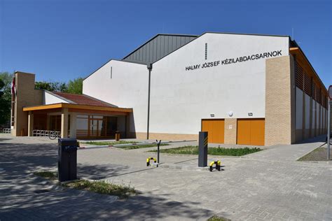 Kézilabdapálya belső nézete a Halmy József Kézilabdacsarnokban