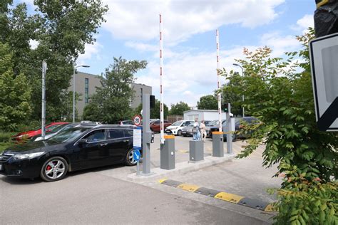 Klinika parkolója és bejárata Budapesten