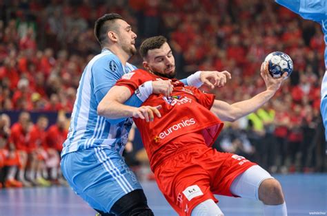Egy megyei bajnoki mérkőzés pillanata, küzdő játékosokkal