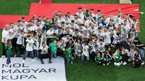 A Paksi FC játékosai ünneplik a Magyar Kupa győzelmet a Puskás Arénában