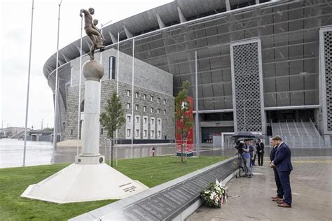 Puskás Ferenc szobra a Pancho Aréna előtt