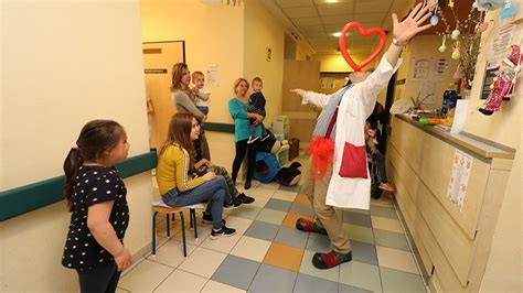 Bohócdoktorok játéka gyermekekkel a kórházban