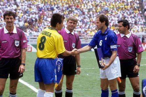 Puhl Sándor a világbajnoki döntőn Brazília és Olaszország játékosai között