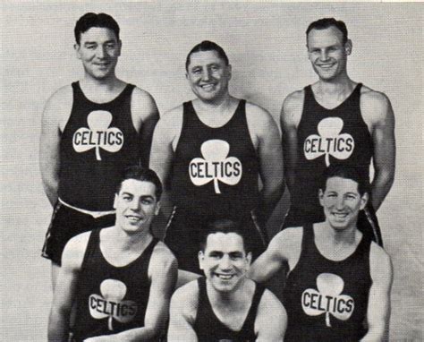 Original Celtics kosárlabdázók, középen Joe Lapchick