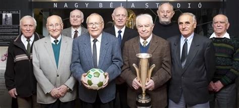 Kicsinyített VVK-serleg és az 1964-1965-ös VVK-döntő emlékplakettje