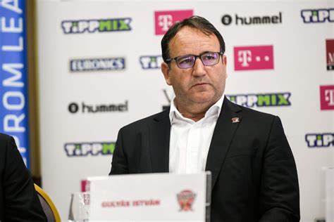 Gulyás István mezszáma a Veszprém Aréna mennyezetén