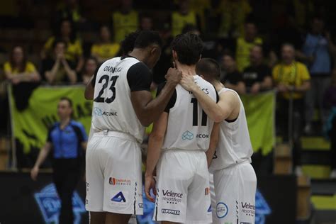 Az Alba Fehérvár és a Falco KC Szombathely játékosai a mérkőzésen