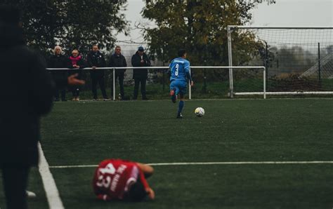 Amatőr futballisták játék közben egy kispályán
