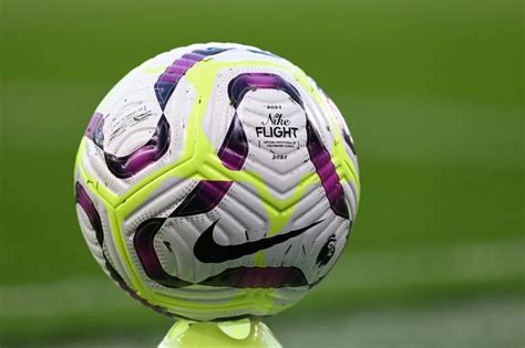 Premier League labdatartó kúpok a pálya szélén