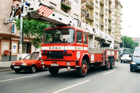 Különböző típusú játék tűzoltóautók gyűjteménye