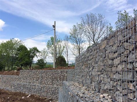 Gabion támfal építése sportlétesítmény mellett