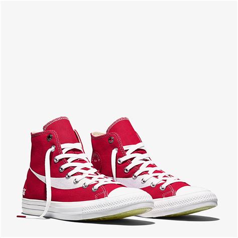 Egy régi Converse All Star kosárcipő