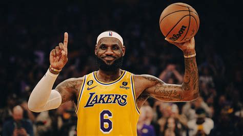 LeBron James erős fizikummal, kiegészítő rögzítők nélkül a pályán