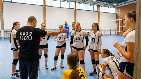 Az SBTC női röplabda csapatának örömteli ünneplése