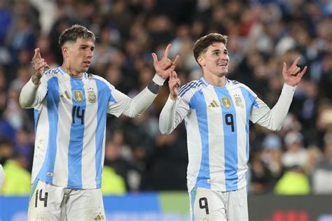 Az argentin válogatott ünnepli a 4-1-es győzelmet Brazília ellen