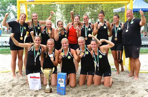 Szentendre női strandkézilabda csapat ünnepli a győzelmet