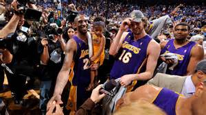 Kobe Bryant és Pau Gasol a győzelem pillanatában