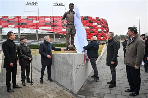 Bozsik József bronzszobra a Bozsik Aréna előtt
