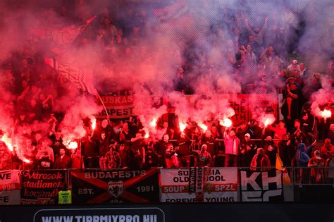 Szurkolók a Kispest Honvéd mérkőzésen