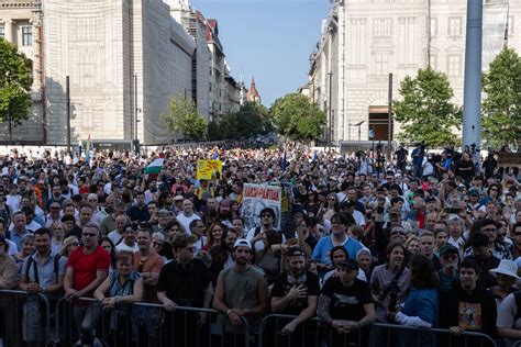 Szurkolók tüntetnek a budapesti Kossuth téren