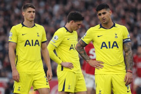 A Sevilla és a Tottenham Hotspur játékosai UEFA Európa Liga trófeával
