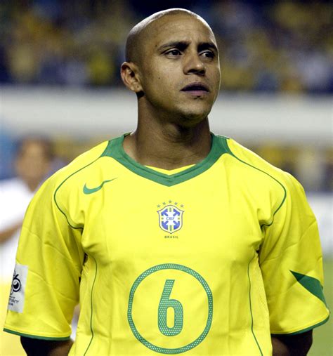 Roberto Carlos játék közben a brazil válogatott mezében