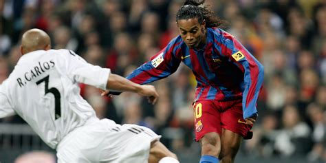 Roberto Carlos szabadrúgást végez el a Real Madrid mezében