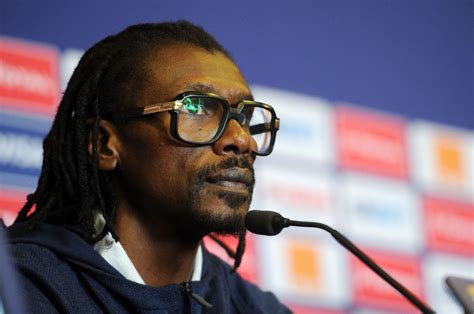 Nisino Akira és Aliou Cissé a pálya szélén