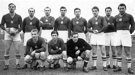 Labdarúgó mérkőzés jelenete az 1950-es évekből