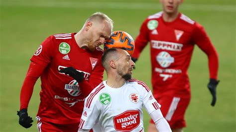 Patrik Poór védekező szituációban a pályán