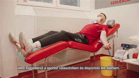 Kertész Róbert büszkén mutatja a protézisét